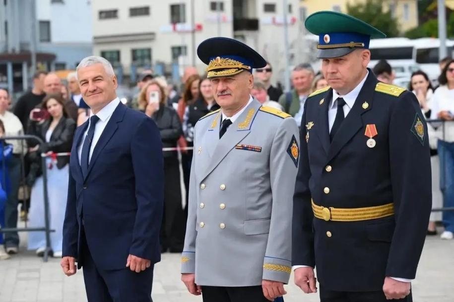 официальные лица на церемонии