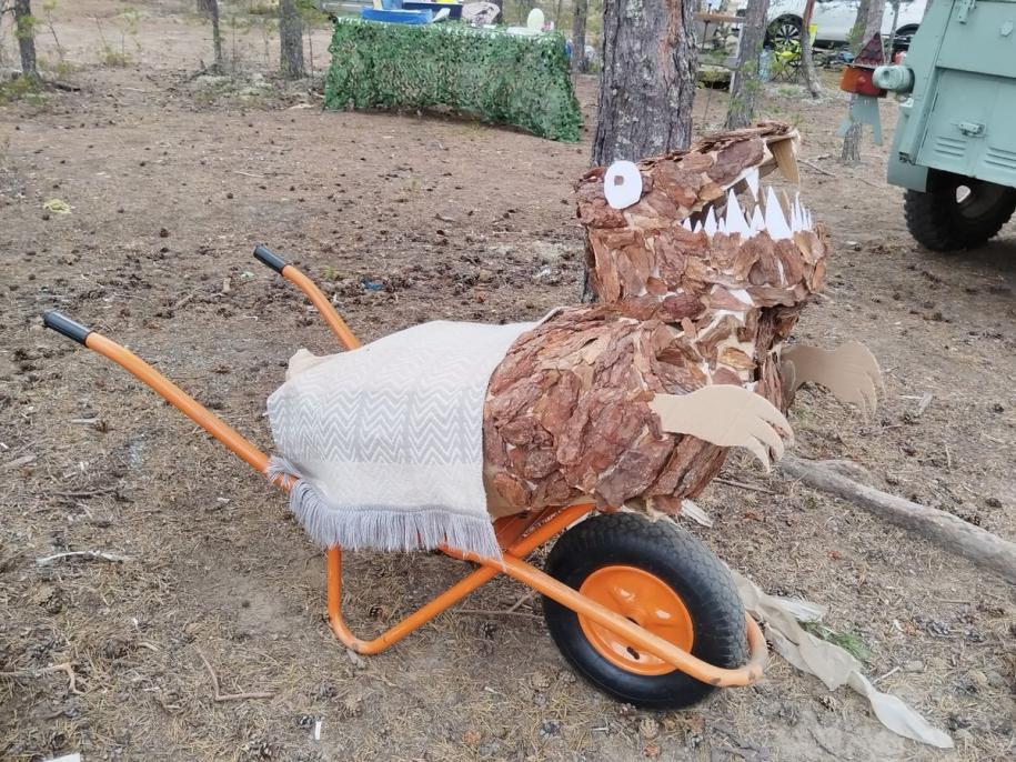 динозавр в тачке