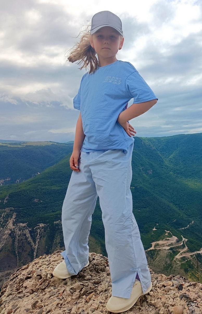 девочка в горах