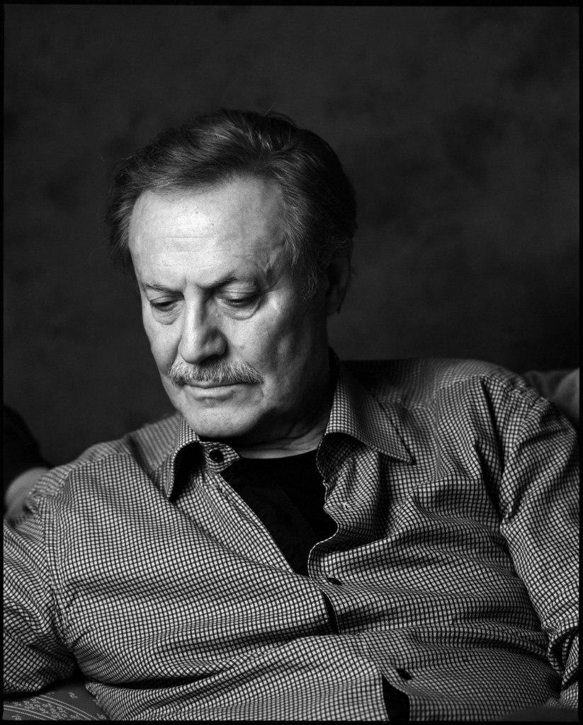 Юрий Соломин на диване