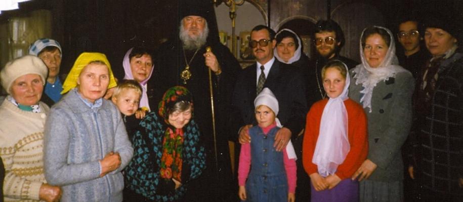 Батюшка и прихожане, 1998 г.