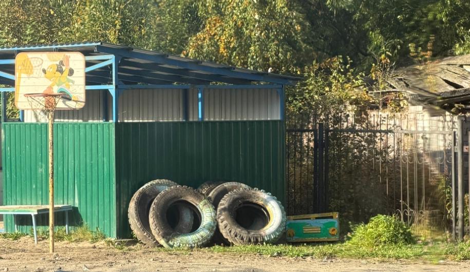 Покрышки на территории детского сада