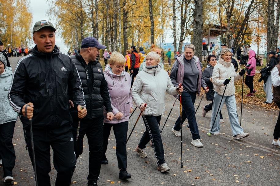 В кроссе участвовали любители скандинавской ходьбы