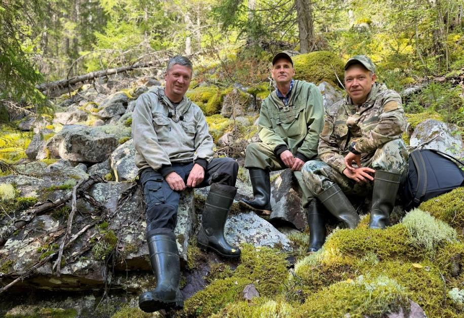 Начальник Пряжинского центрального лесничества Алексей Муруев, лесничий и госинпектор Южно-Святозерского лесничества – Александр Выжимов и Анатолий Сорокин