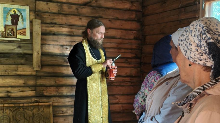 Первая служба в деревенской часовне