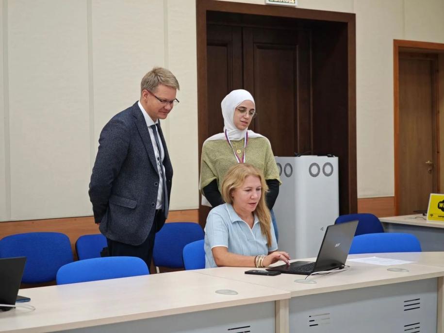 Альмармори Норан в Центре общественного наблюдения. 