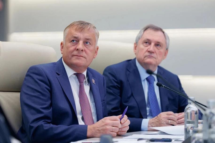 Густов
