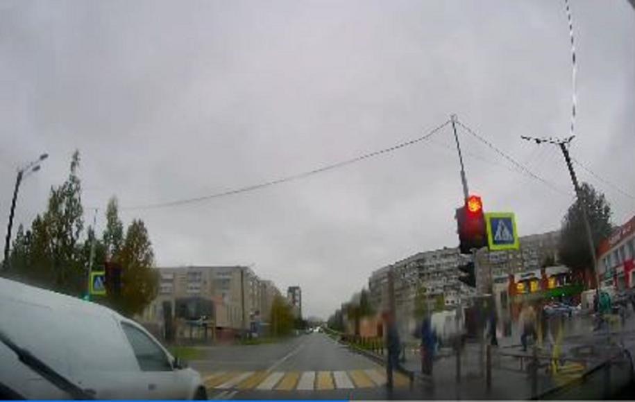выезжающее на зебру авто на красный свет
