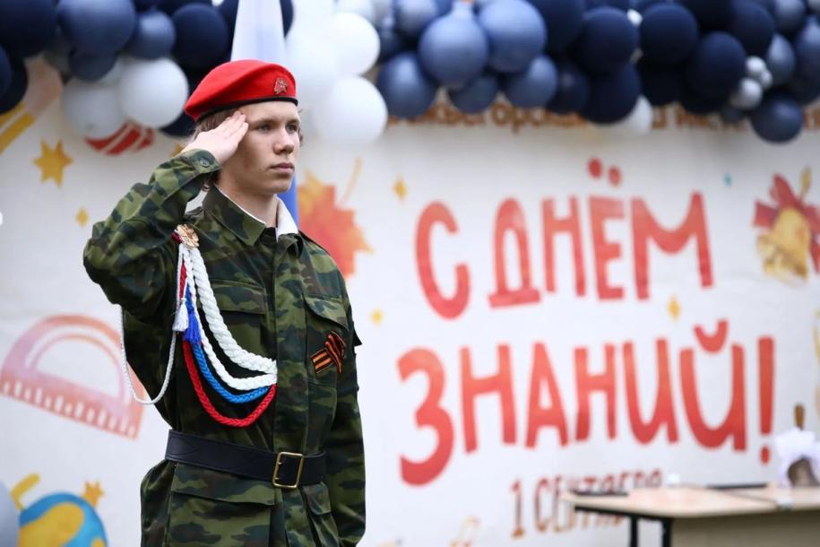 школьник отдает честь 1 сентября