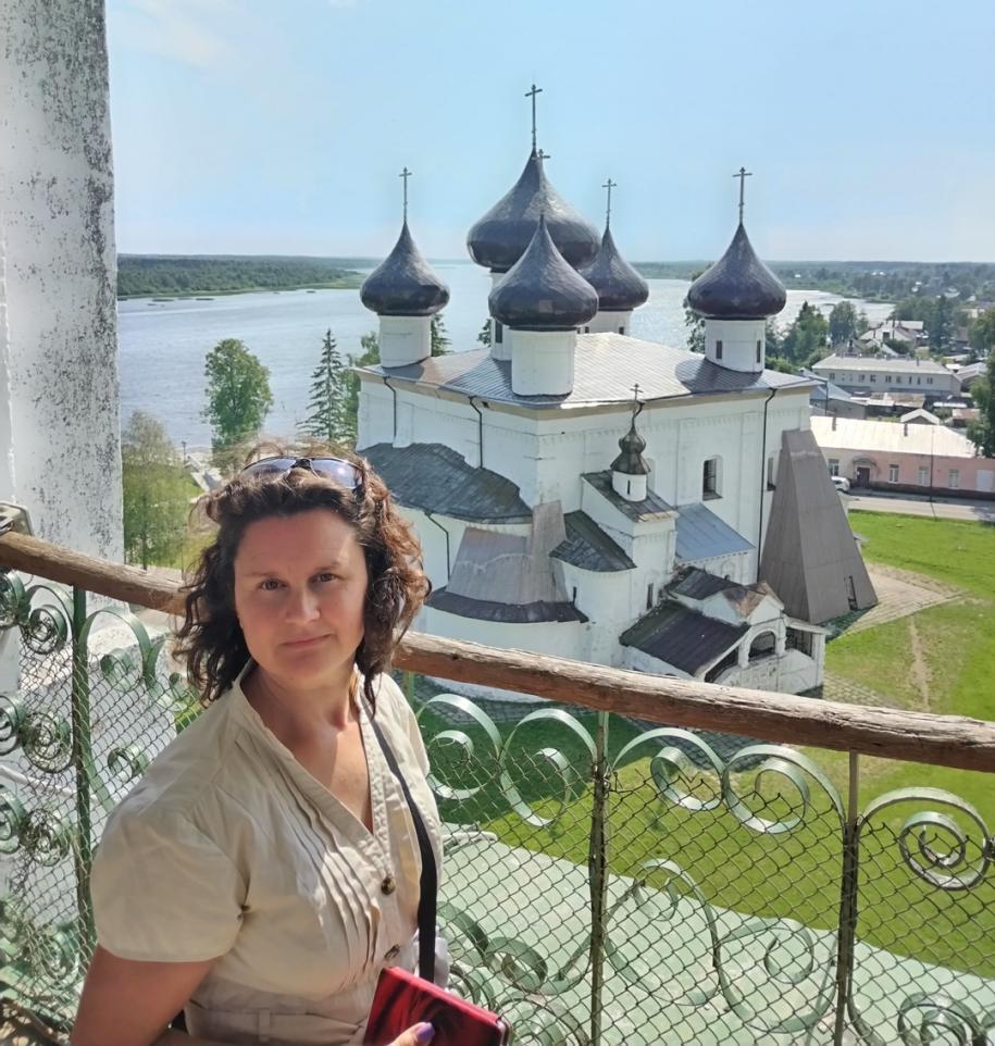 женщина на фоне храма