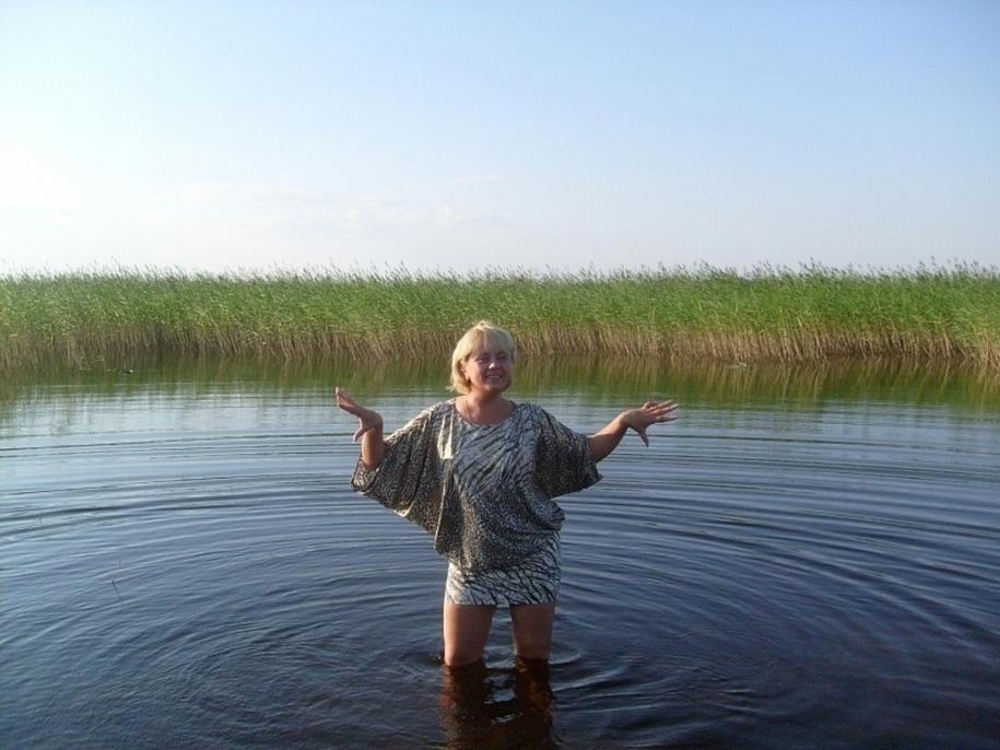 женщина в озере