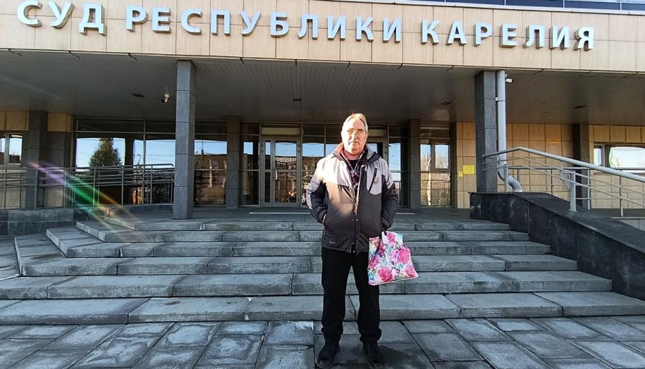 Николай Петрюк у здания суда