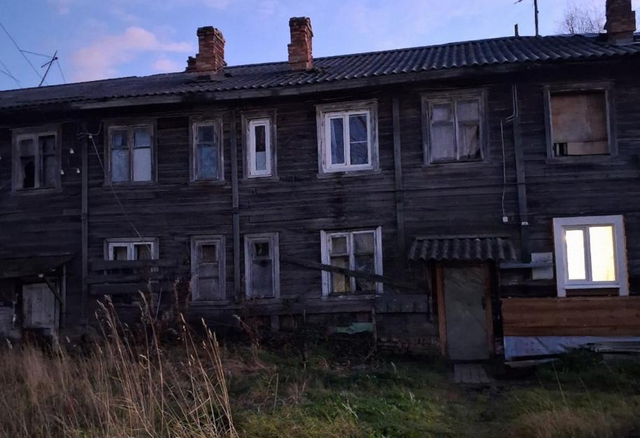 Аварийный дом на улице Школьной в Чалне