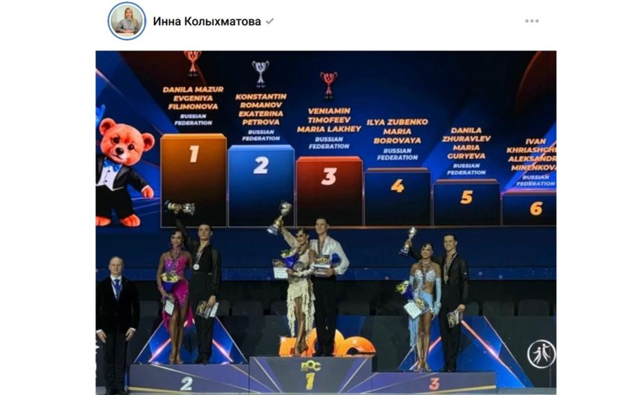 танцоры на пьедестале