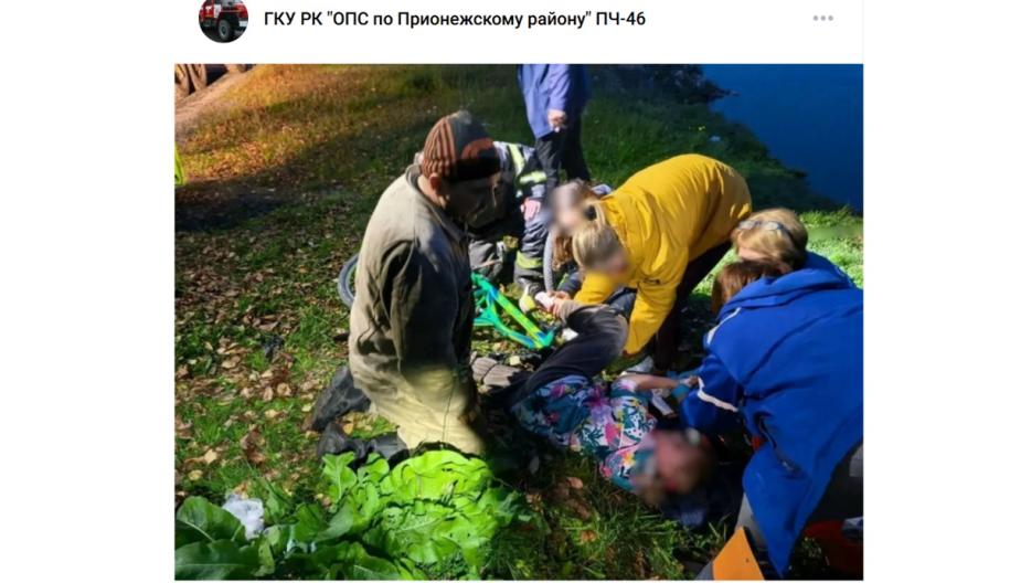 спасатели вокруг ребенка