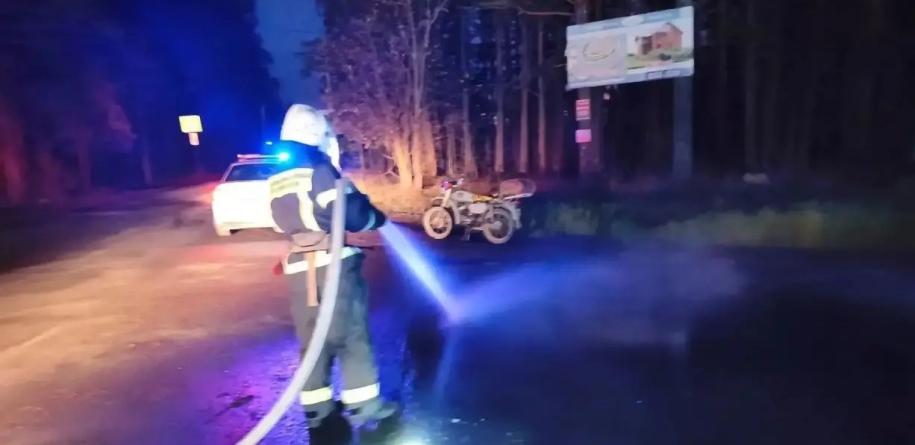 пожарные смывают топливо с дороги