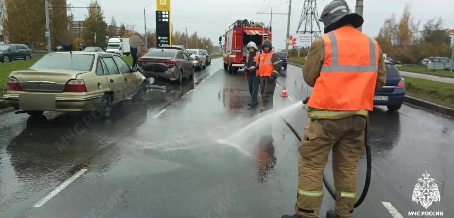 пожарные смывают топливо с дороги после дтп