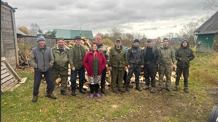 Волонтеры помоги матери героя.