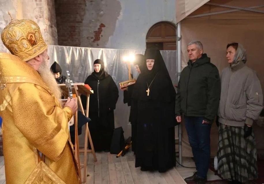 на службе
