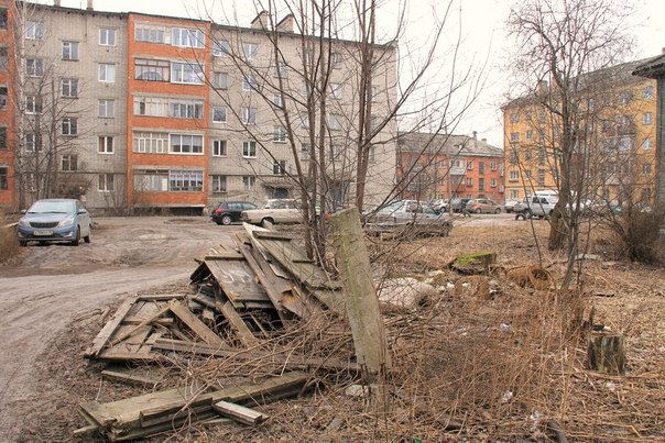 Разбитый двор. Улица коммунистов Петрозаводск. Петрозаводск грязь. Петрозаводск грязный город. Петрозаводск худшие районы.