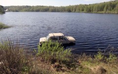 Машина в озере