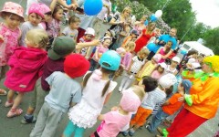 Клоун Фенечка заводила детей покруче звезд из телевизора