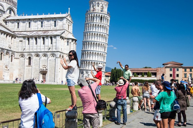 680-tourists-hold-tower-pisa