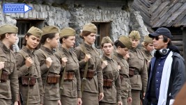 Ренат Давлетьяров дает указания актрисам перед съемкой сцены