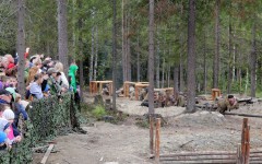 Зрители наблюдают за ходом сражения