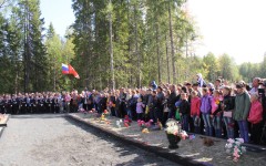 На торжественное мероприятие приехало множество людей