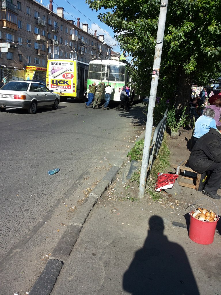 Пассажирам пришлось толкать сломавшийся троллейбус в Петрозаводске (фото) |  Петрозаводск ГОВОРИТ | Газета 