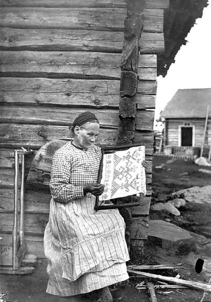 Марфа Мартискайнен вышивает полотенце. Деревня Куолисмаа. 1927 г. 