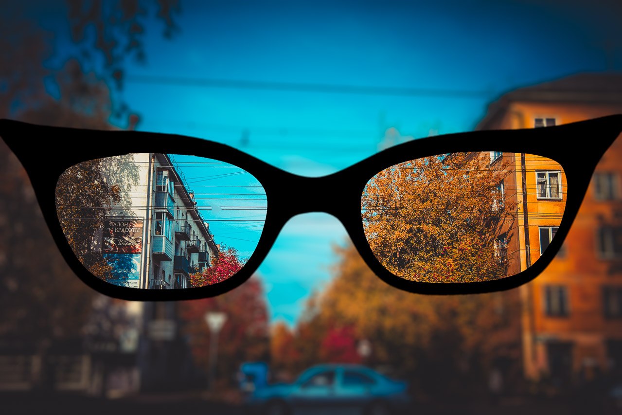 В очках лучше видно. Вид через очки. Отражение в очках. Размытое зрение. Очки для близорукости.
