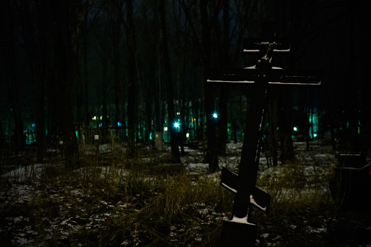 Деревенское кладбище ночью